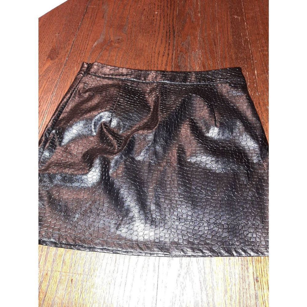 Medium SheIn Black Faux Leather Animal Print Mini Skirt RUNS SMALL